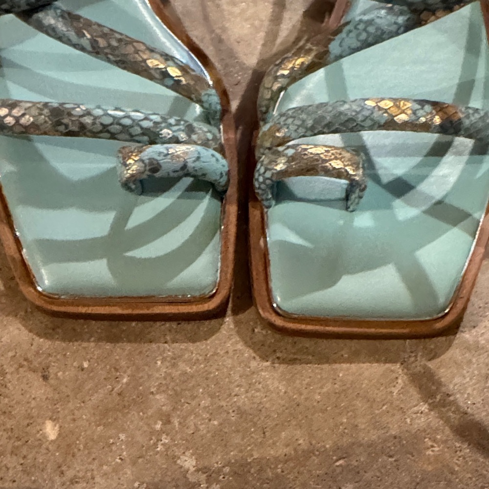 🦄🦄 VINCE CAMUTO Green Strappy Sandals - Picture 3 of 6
